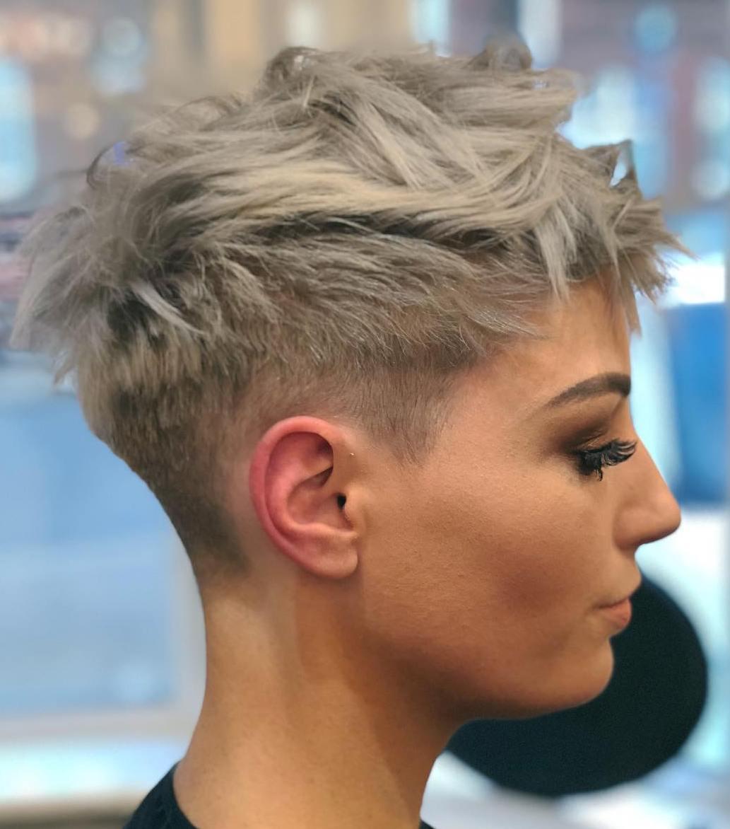 Aschblonder Pixie Undercut elegant