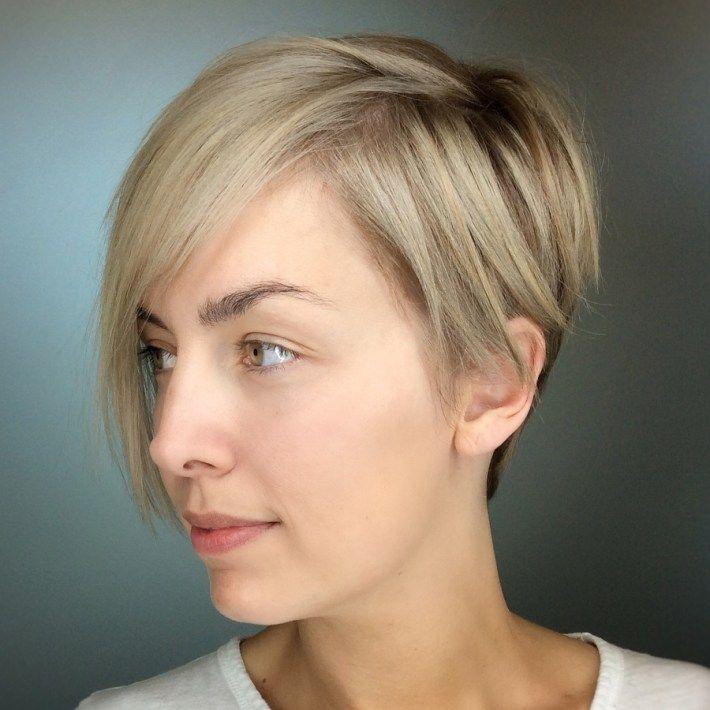 Asymmetrischer Pixie blond