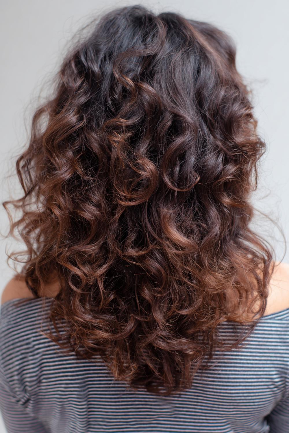 22. Beliebte Frisuren 2026: Naturlocken-Frisur mit definierter Kontur und Diffusor-Volumen