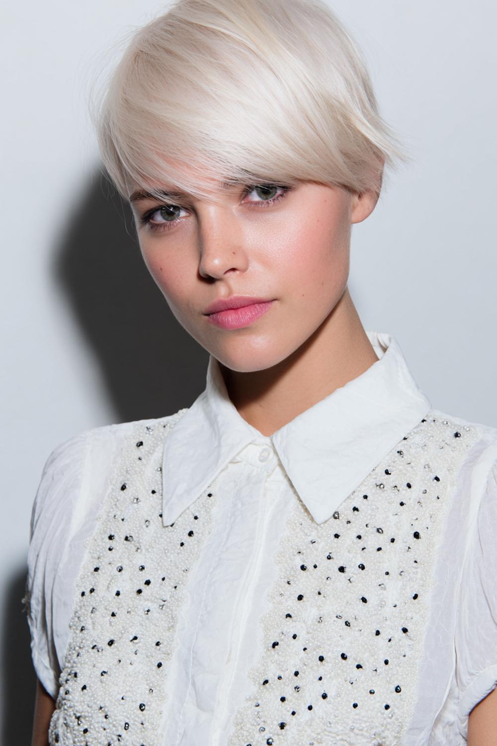 8. Beliebte Frisuren 2026: Pixie mit langem Pony und seitlichem Sweep