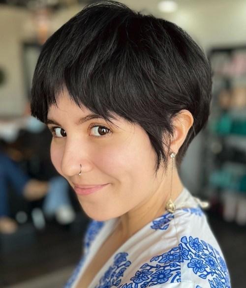 Bixie Cut schwarze Haare mit Pony