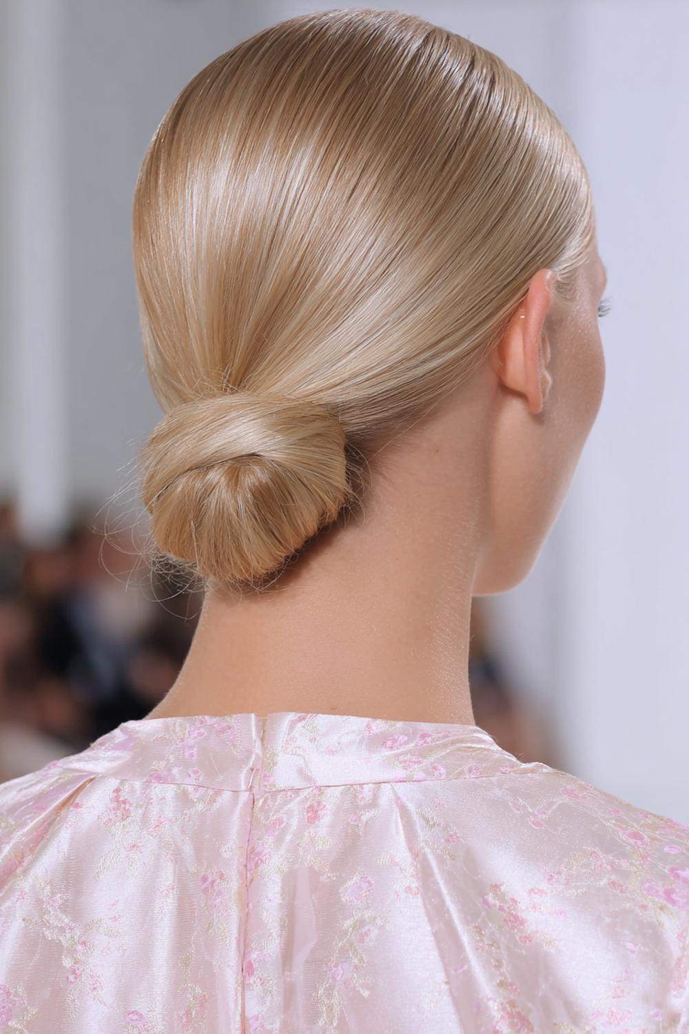 6. Blond Haar Trends 2026: Champagner-Blond Glossing auf einem Sleek Low Bun