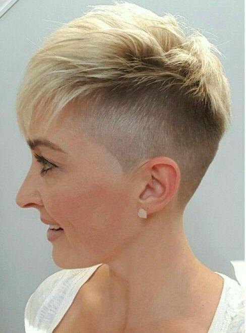 Glatter blonder Pixie Undercut