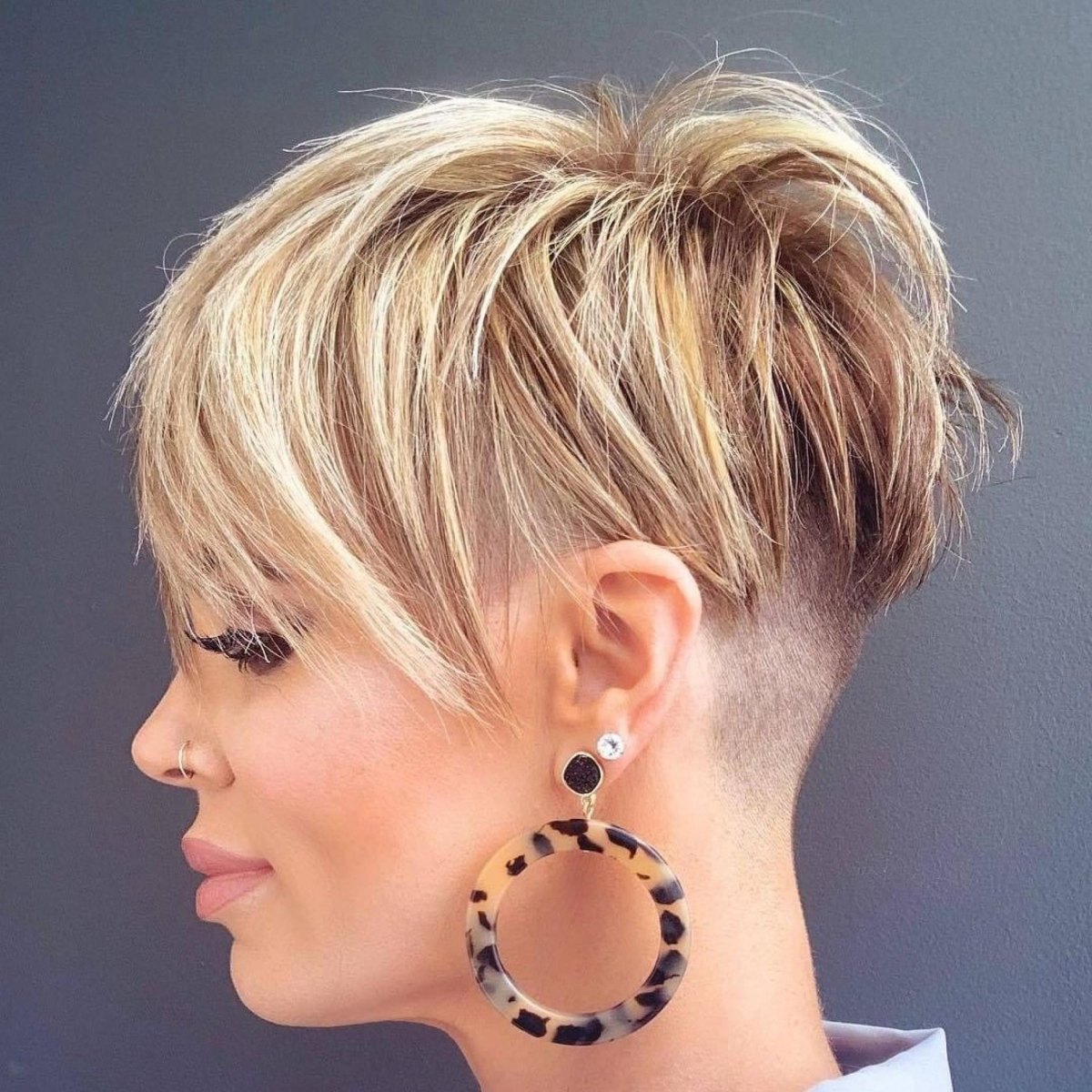 Blonder Pixie Undercut mit Pony