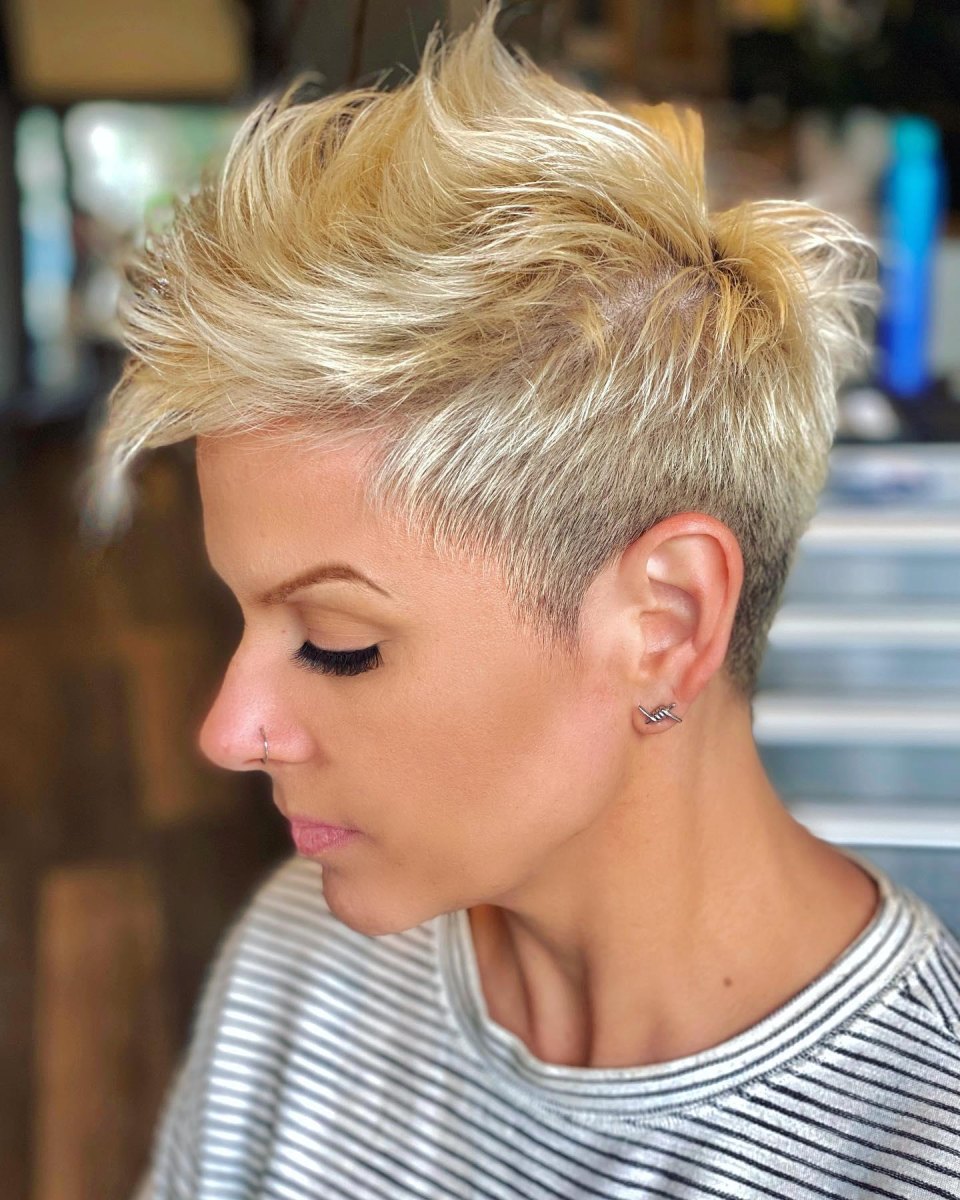 Blonder Pixie nach oben gestylt