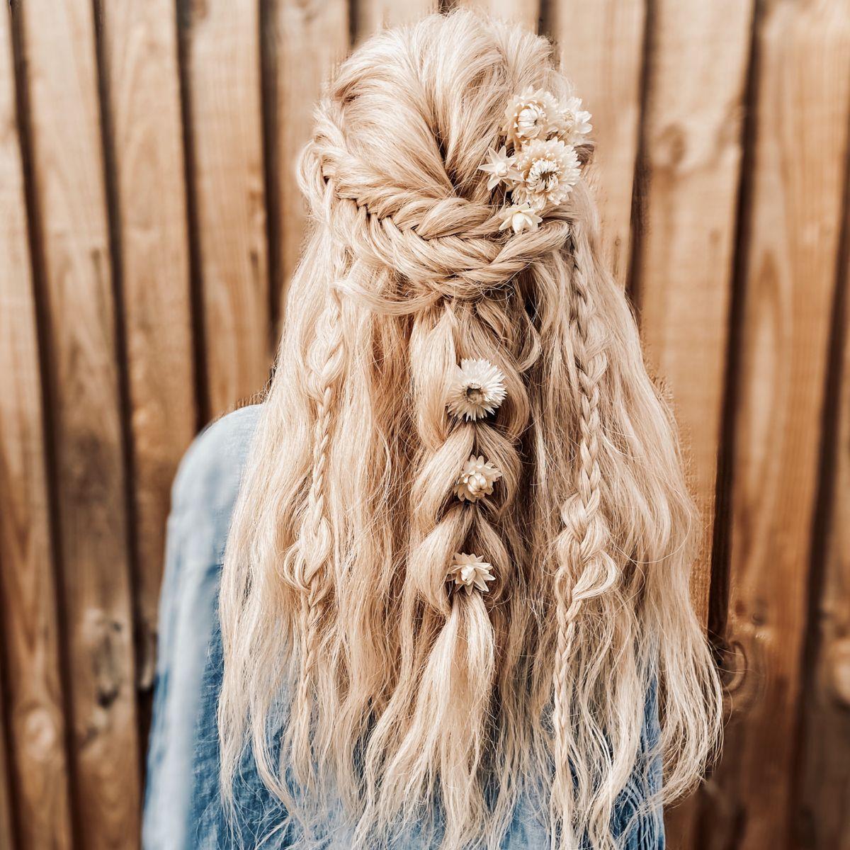 Boho Braided Half-Up mit Blumen