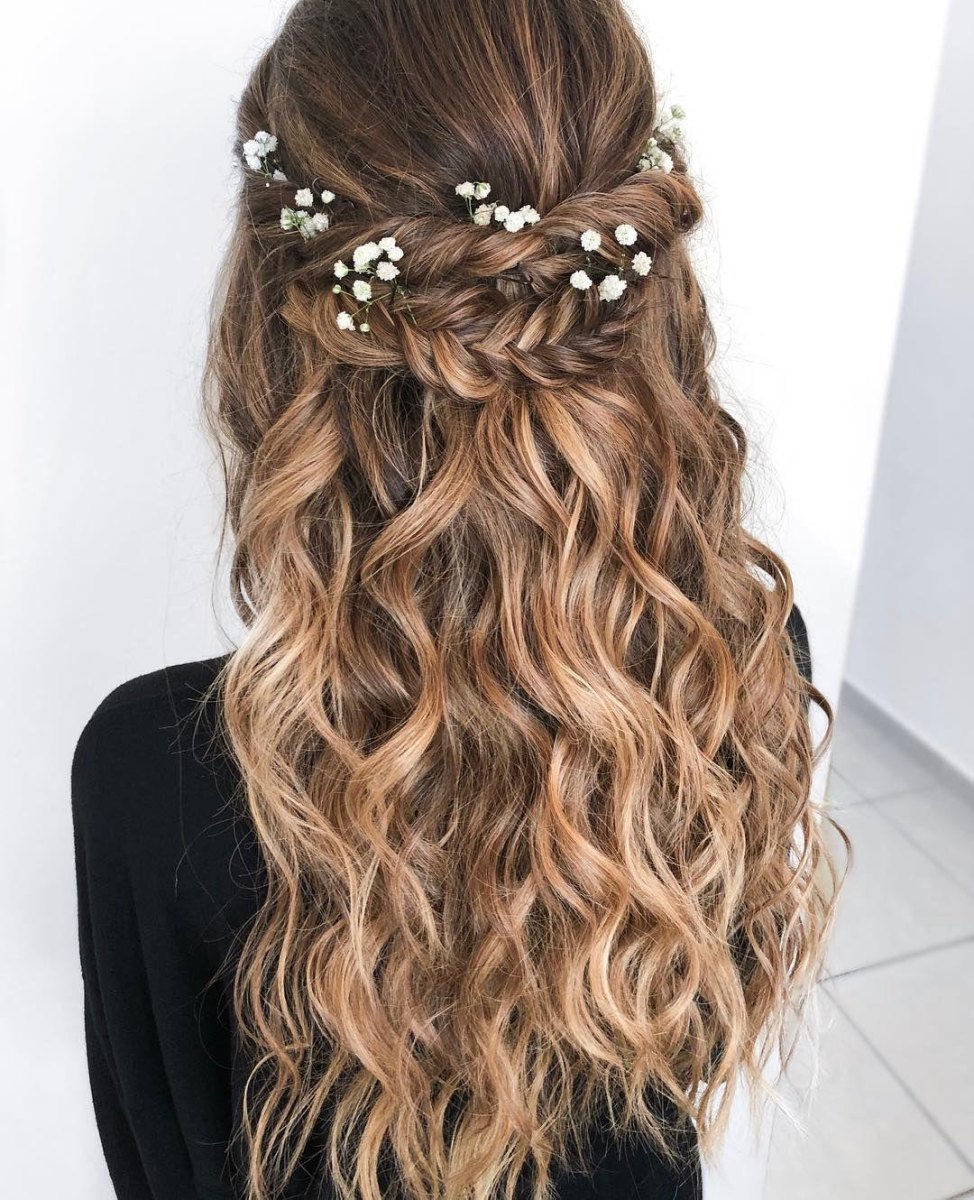 Boho Frisur mit geflochtenem Knoten