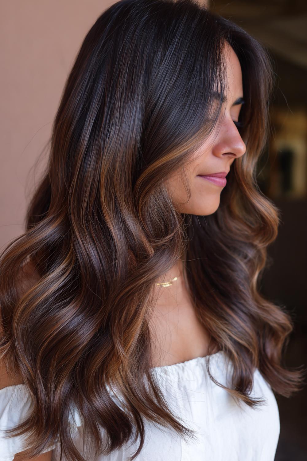 2. Braun Haar Inspiration 2026: Schokoladen-Balayage mit karamelligen Face-Framing-Strähnen