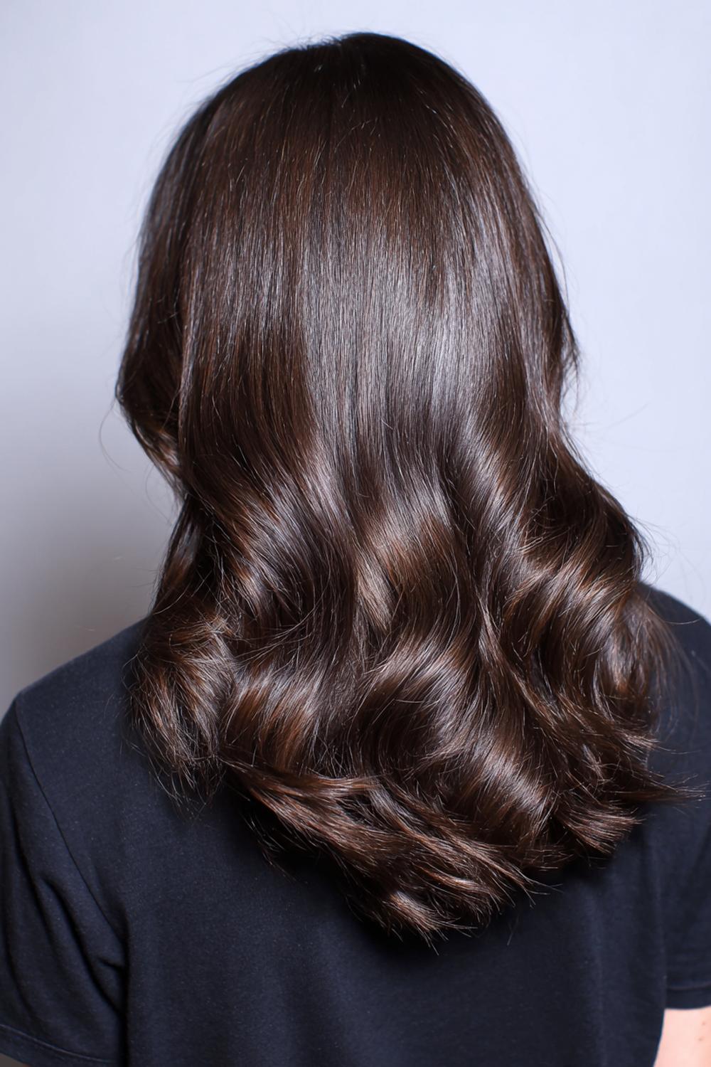 5. Braun Haar Inspiration 2026: Rauchiges Mocha-Braun mit kühlem Perlmutt-Schimmer