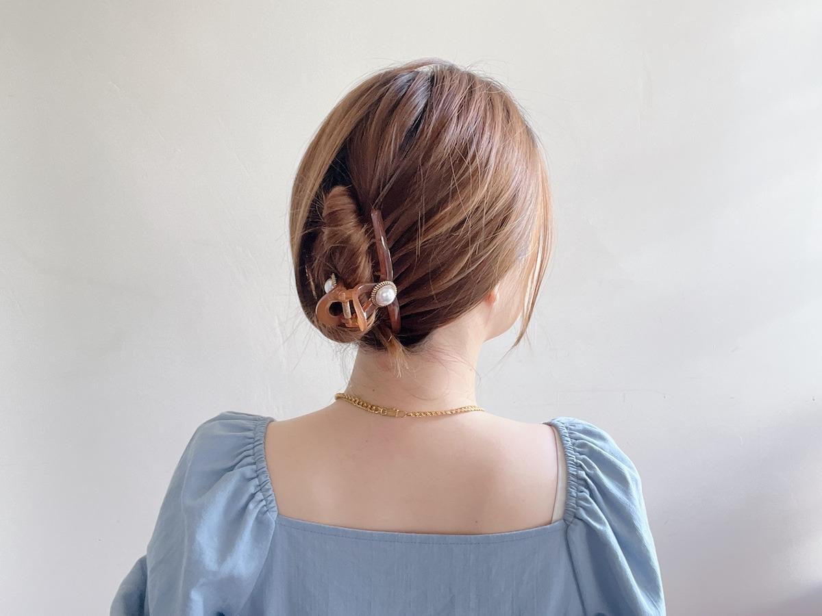 Feine Haare locker hochgesteckt mit einer großen Haarklammer