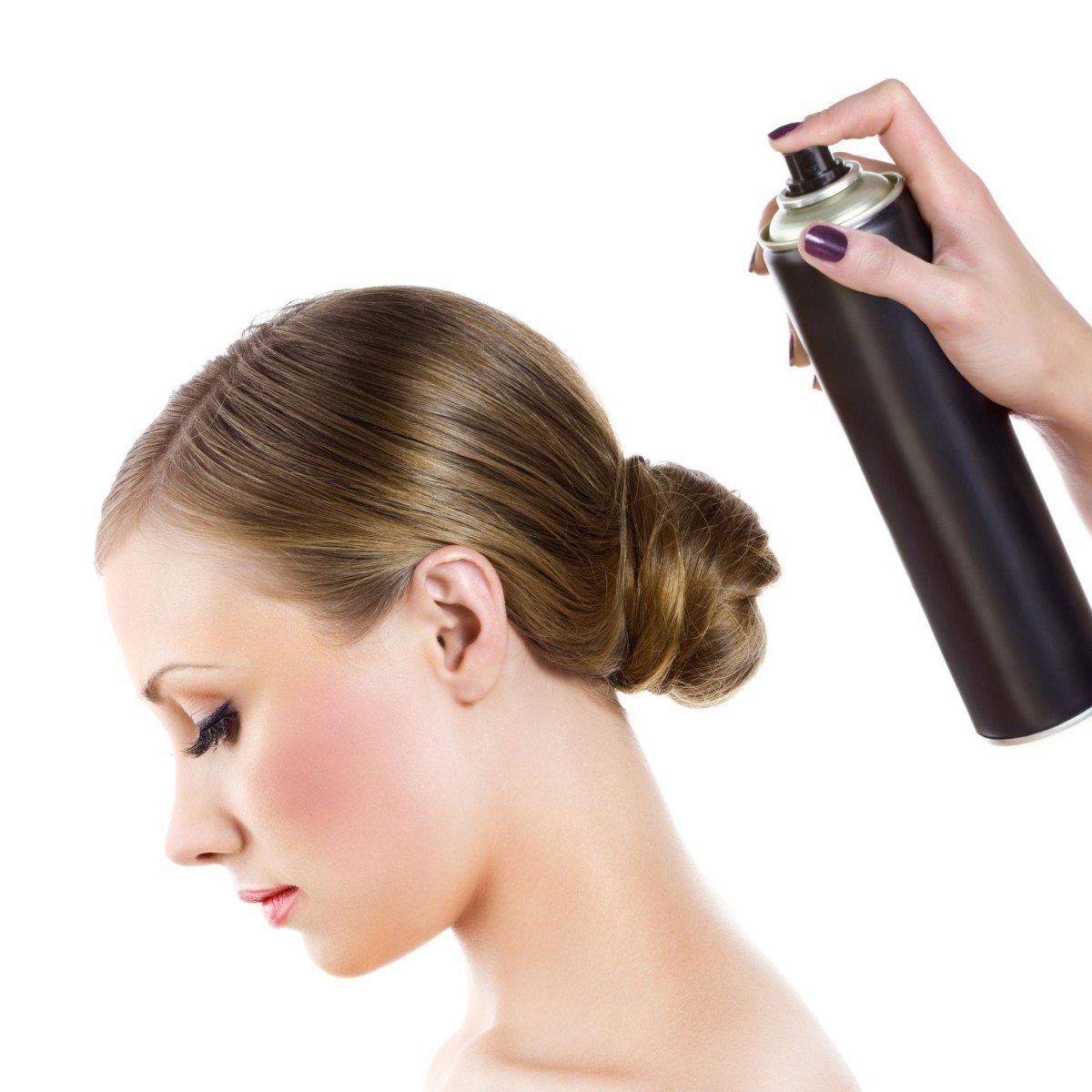Low Bun mit Haarspray fixieren