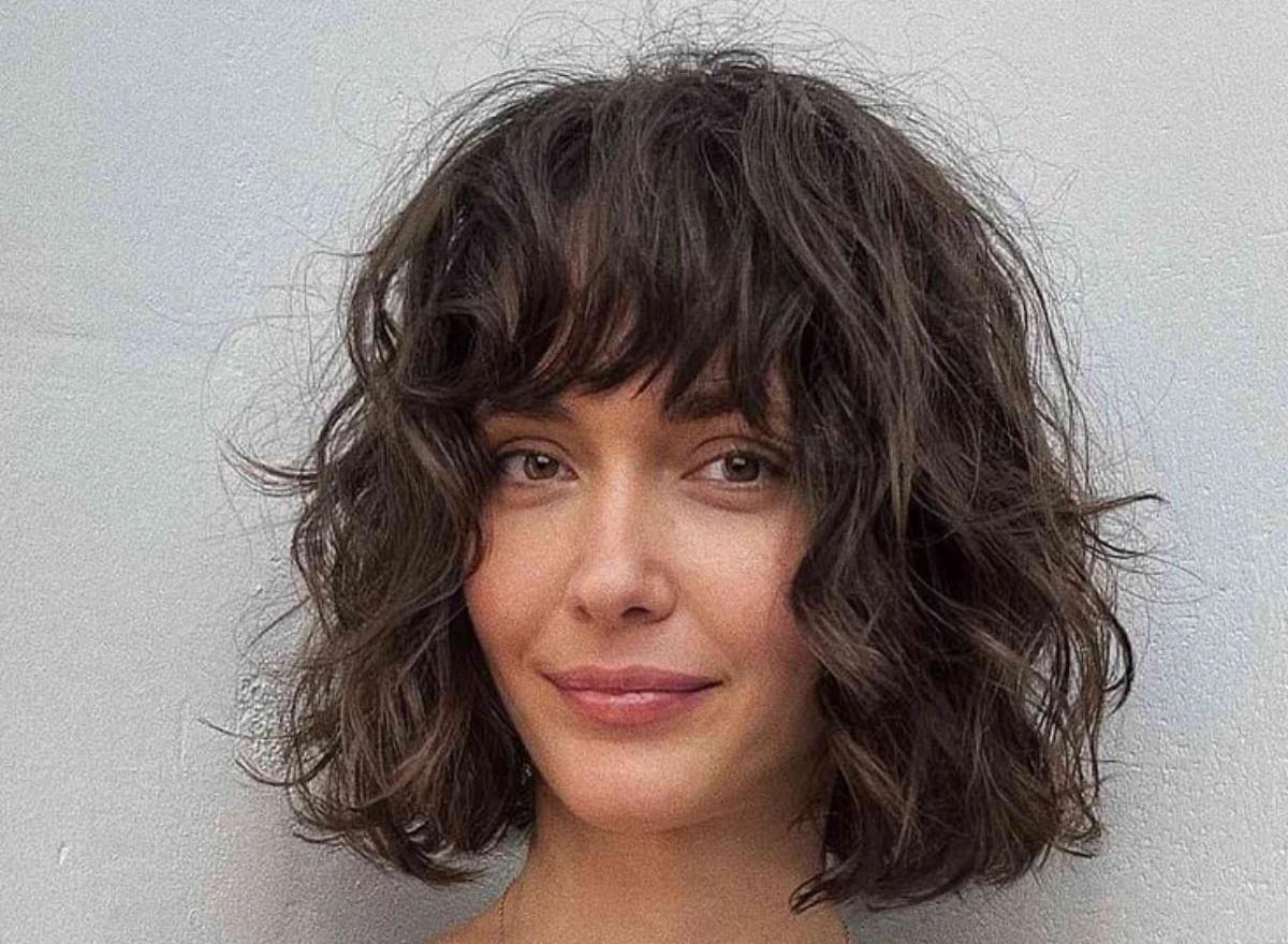 Dunkler Wavy Bob markanter Pony