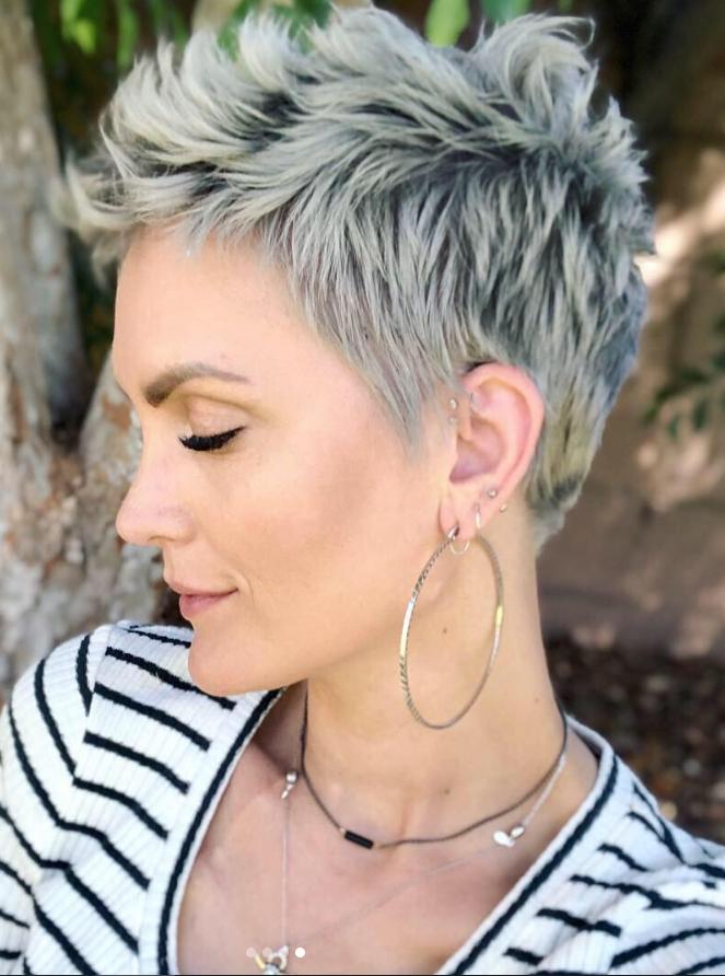 Frecher silberner Pixie im Undone Stil