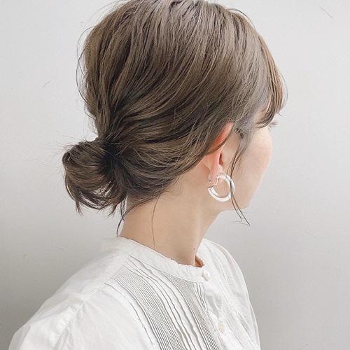 Tiefer Pferdeschwanz für kurzen Low Bun