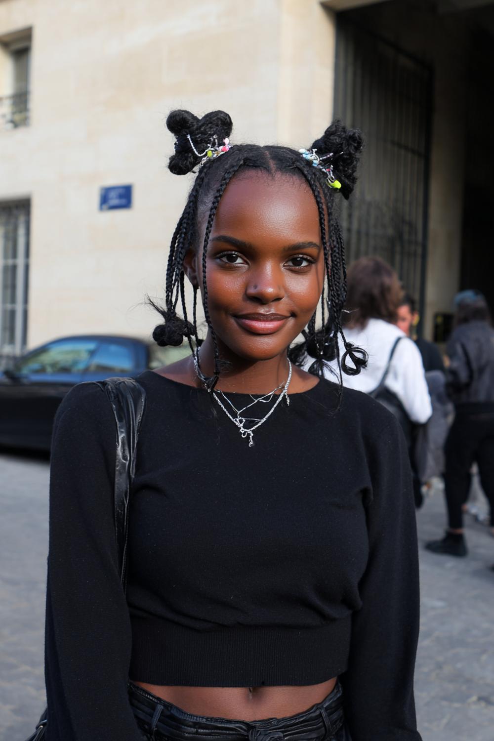 10. Einfache Frisuren 2026: Half-Up Space Buns mit glattem Ansatz und Mini-Strähnen