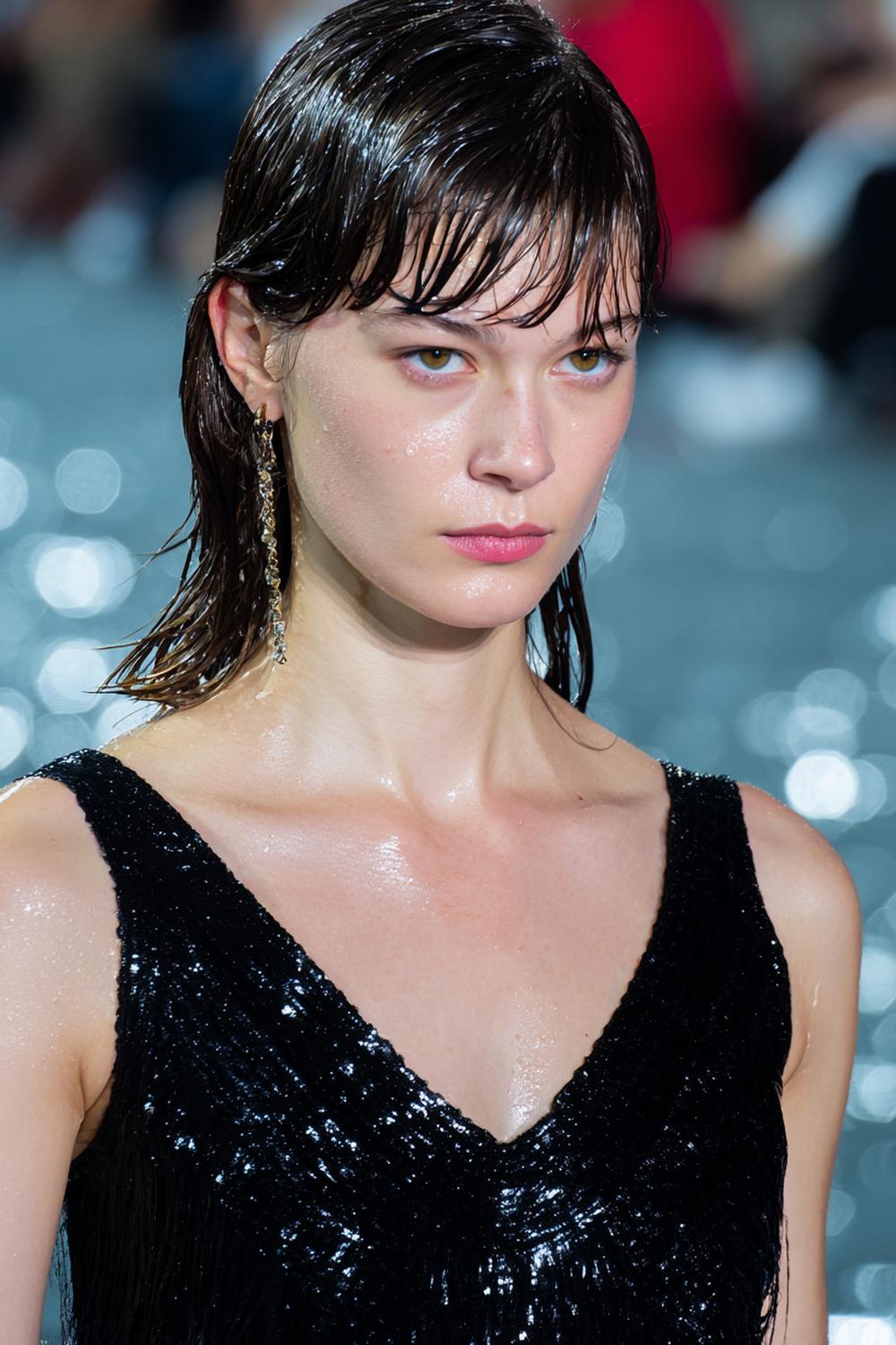 11. Einfache Frisuren 2026: Sleek Wet Look mit Seitenscheitel und hinter das Ohr gelegten Partien