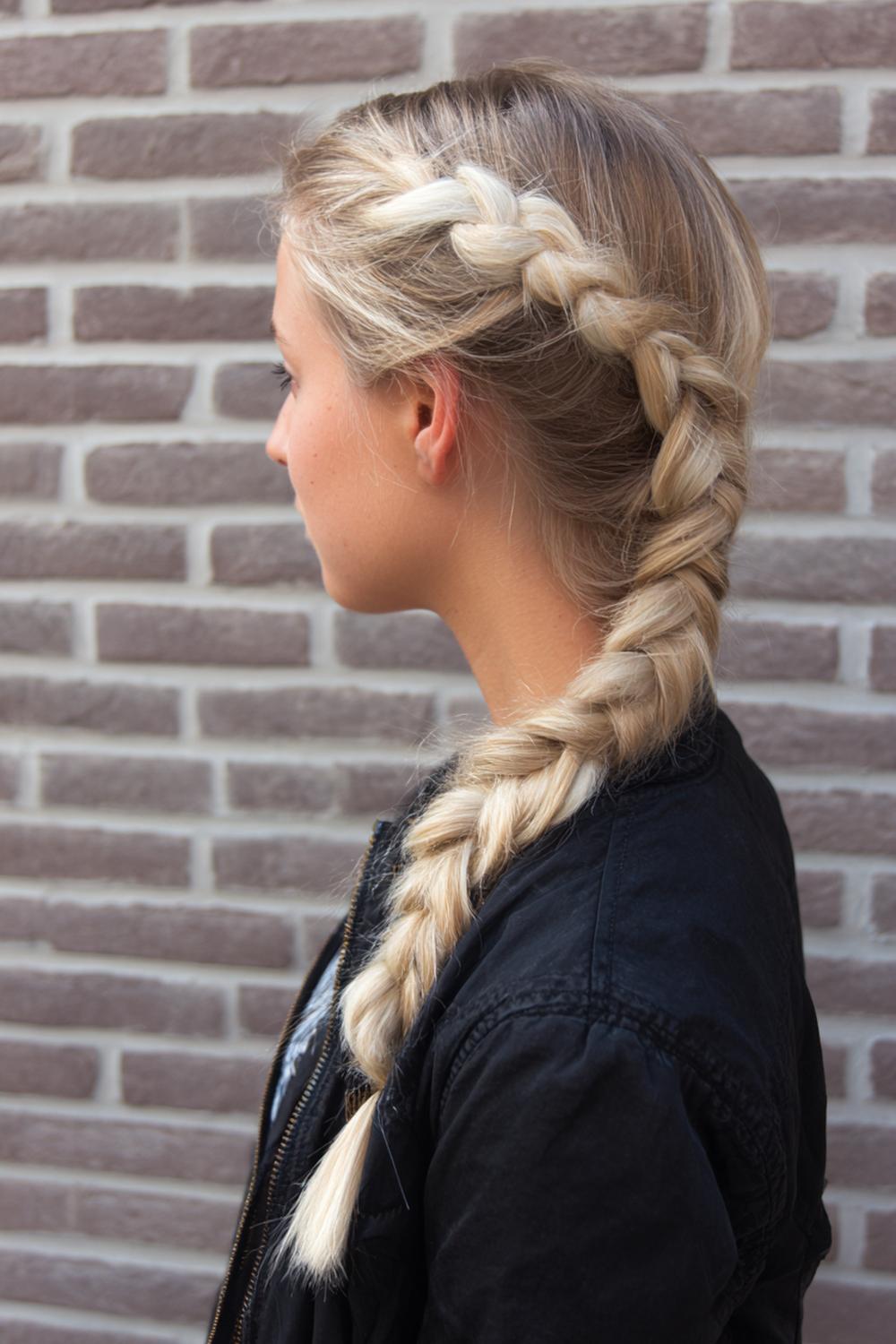 12. Einfache Frisuren 2026: Niederländischer Zopf mit definierter Kante und voluminösem Rücken