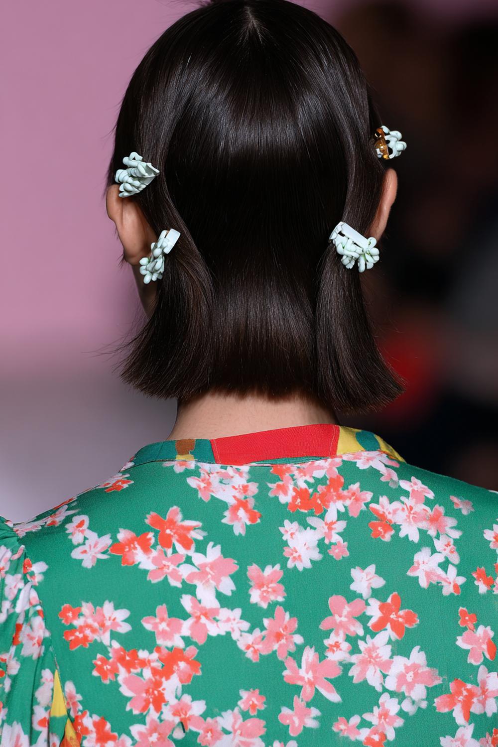 13. Einfache Frisuren 2026: Glatte Haarspangen-Frisur mit zwei symmetrischen Clips