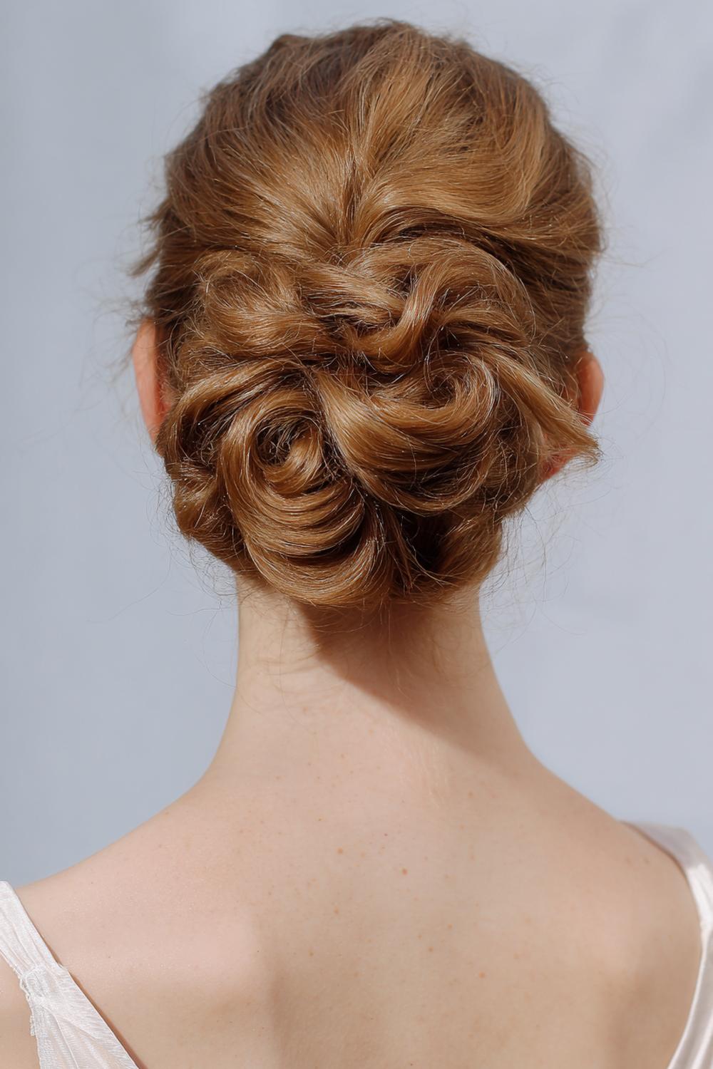 14. Einfache Frisuren 2026: Softes Locken-Updo mit Pin-Curls und tiefem Nacken-Knoten
