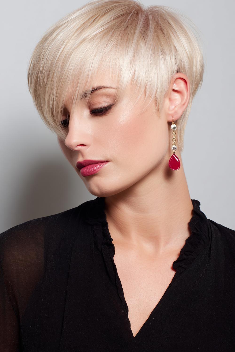 16. Einfache Frisuren 2026: Pixie-Styling mit Side-Sweep und mattem Finish