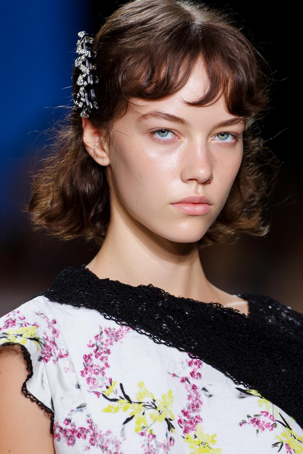 17. Einfache Frisuren 2026: Claw-Clip French Twist mit sichtbarer Klammer und weichen Spitzen