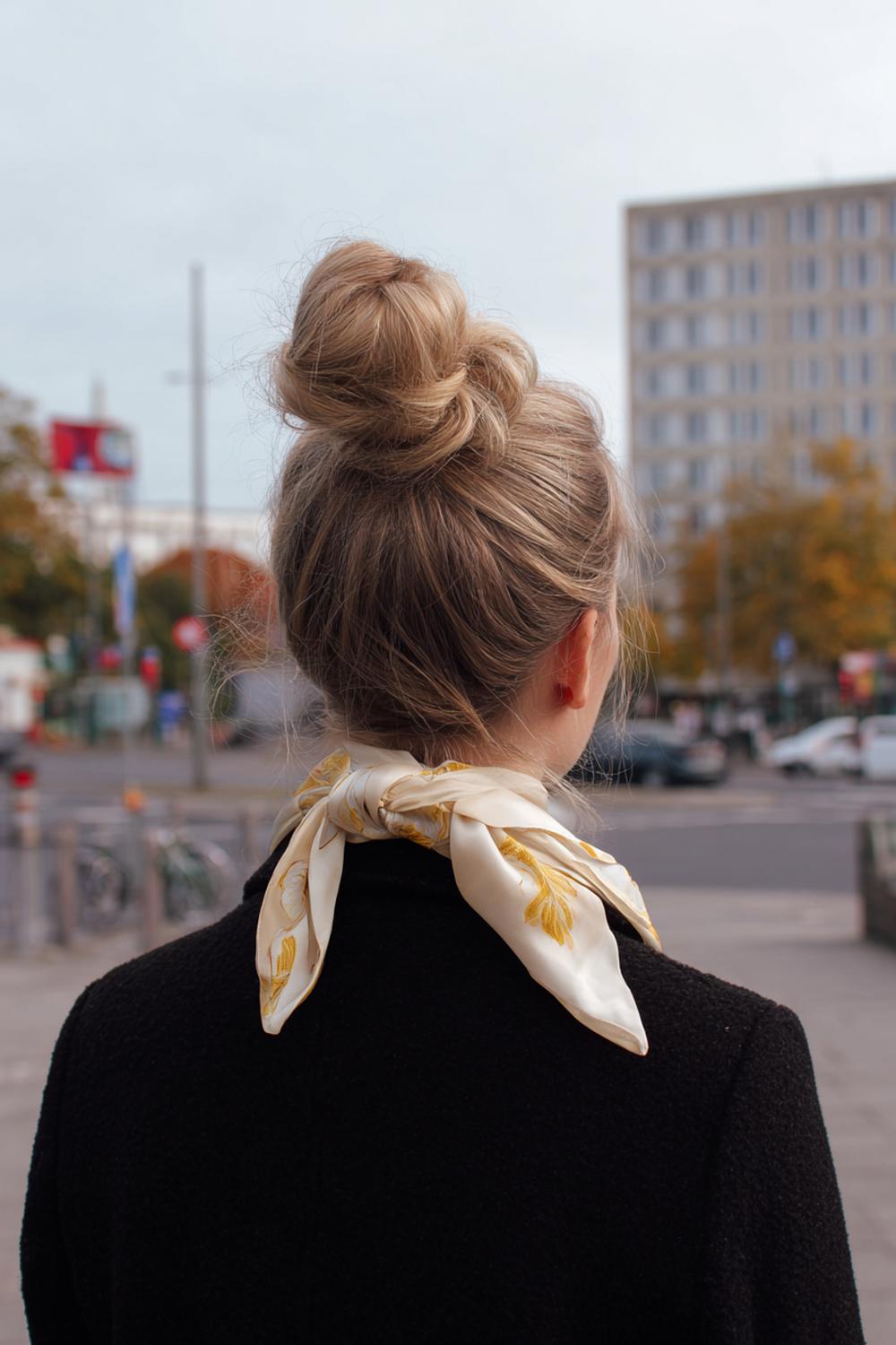18. Einfache Frisuren 2026: Scarf-Bun mit Seidentuch und tiefem Ansatz im Nacken