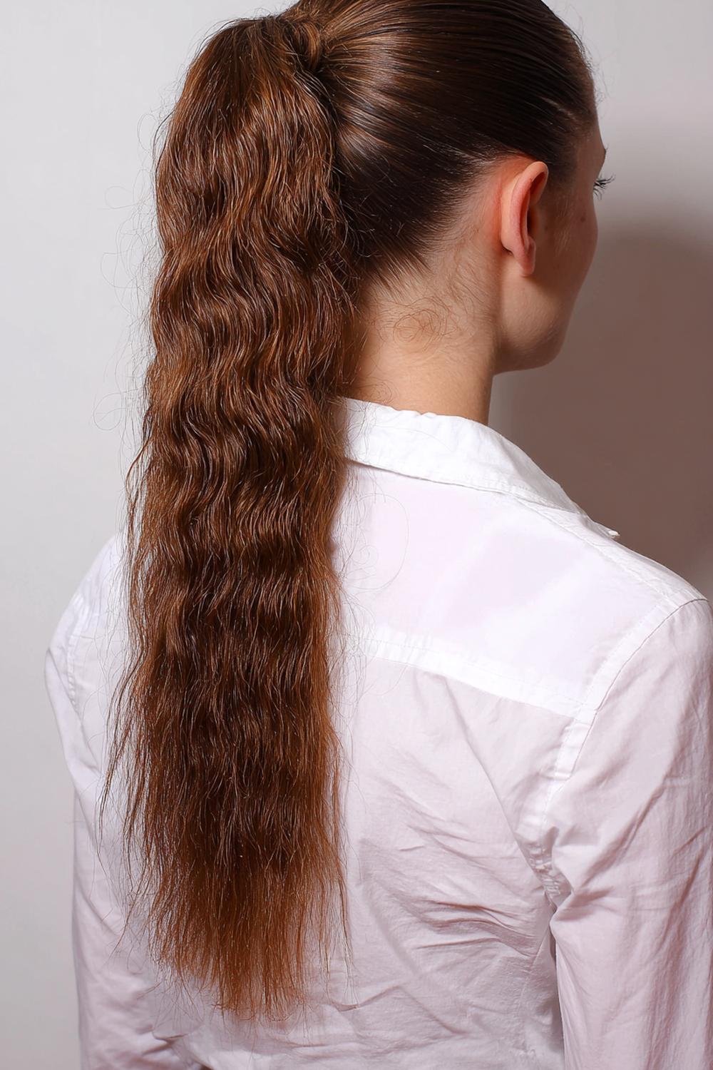 25. Einfache Frisuren 2026: Crimped Texture Ponytail mit hoher Basis und sanften Spitzen