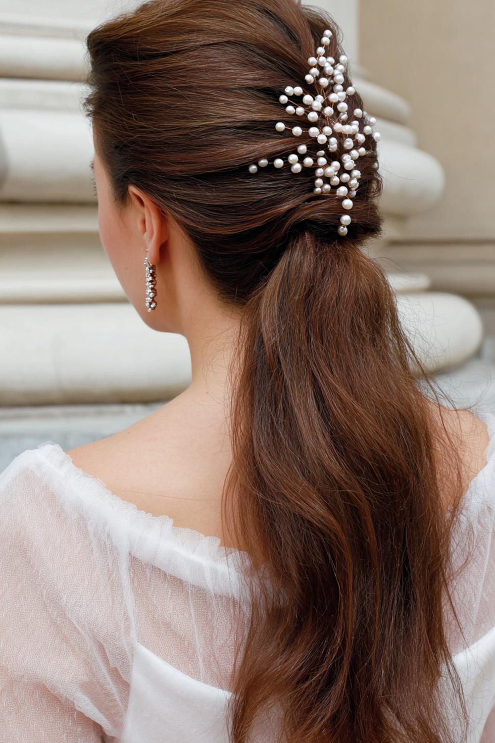 27. Einfache Frisuren 2026: Perlen-Detail Frisur mit seitlich gesteckten Perlenpins und weichen Wellen