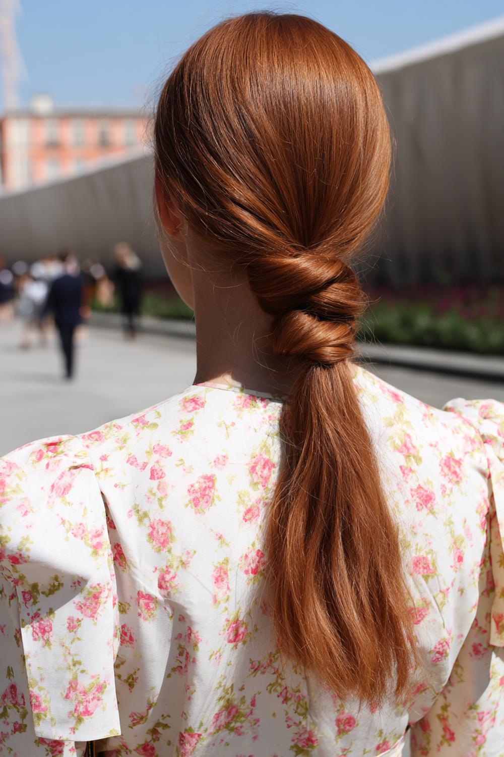 28. Einfache Frisuren 2026: Knoten-Pferdeschwanz mit doppeltem Knotendetail und glatter Basis