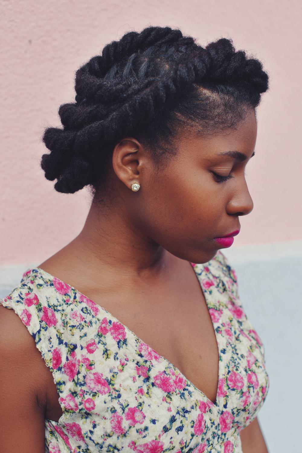 29. Einfache Frisuren 2026: Twisted Halo Frisur mit zwei gedrehten Seitensträhnen und verdeckten Pins