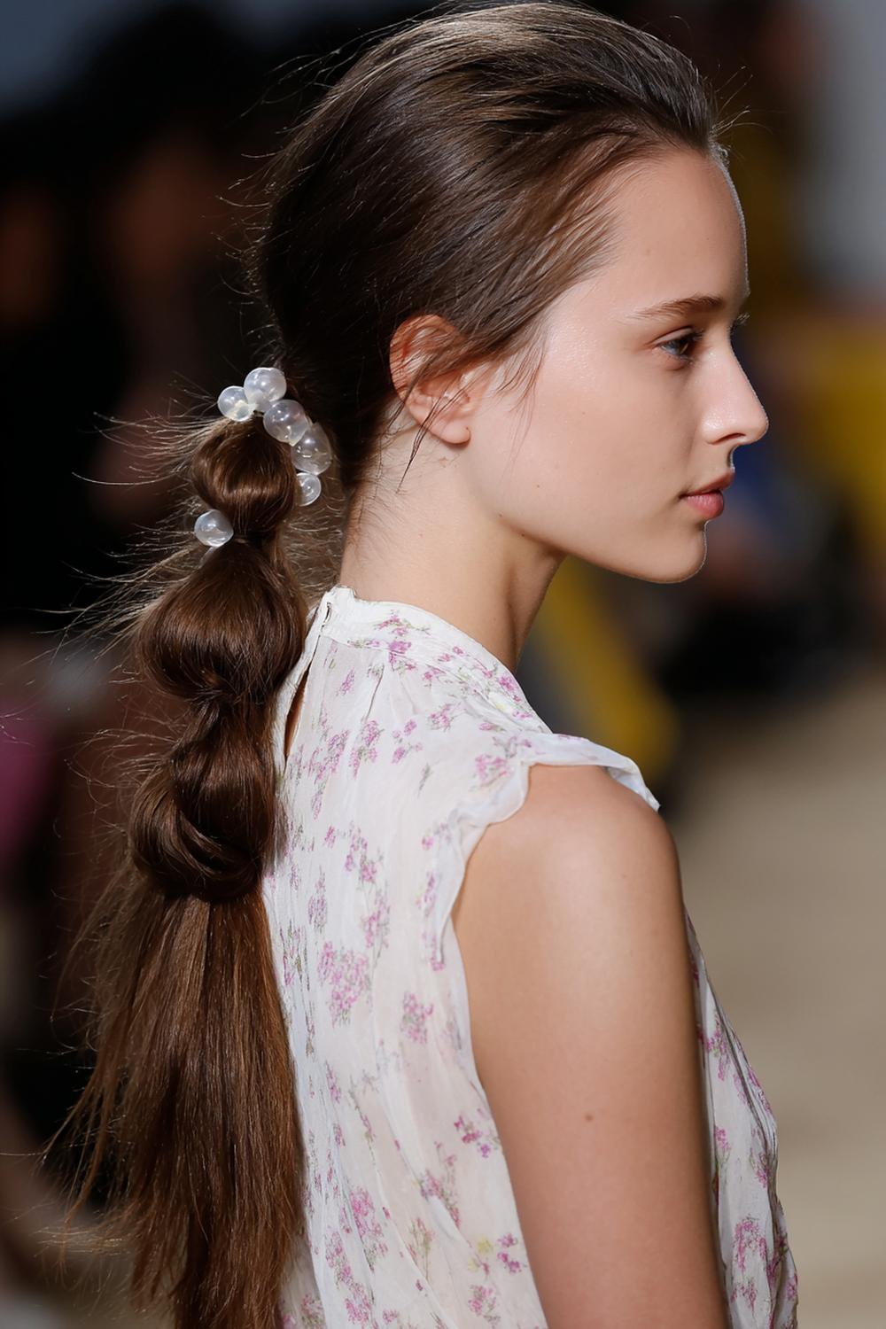 3. Einfache Frisuren 2026: Glatter Bubble-Ponytail mit transparenten Mini-Gummis