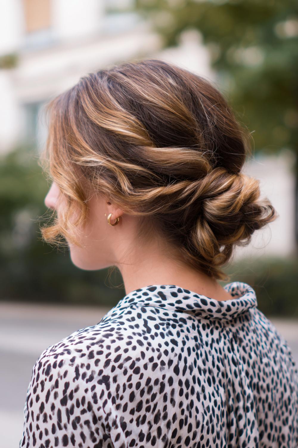 30. Einfache Frisuren 2026: Seitlicher Twist-Dutt mit asymmetrischer Lage und schimmerndem Haargummi