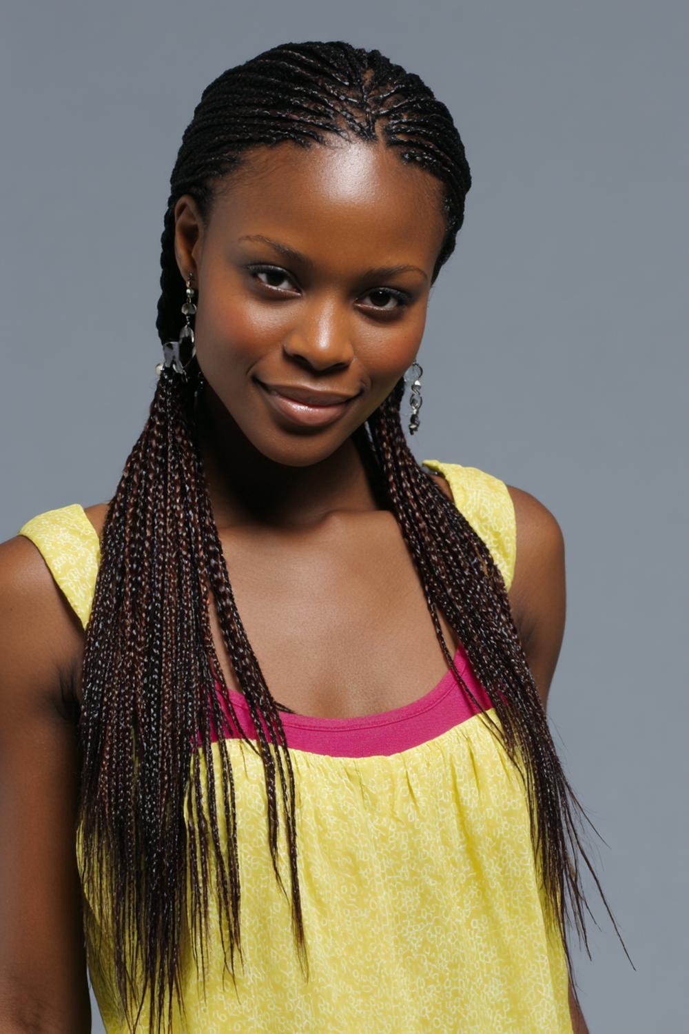 33. Einfache Frisuren 2026: Mikro-Zöpfchen Frisur mit zwei Frontbraids und offenen, glatten Längen