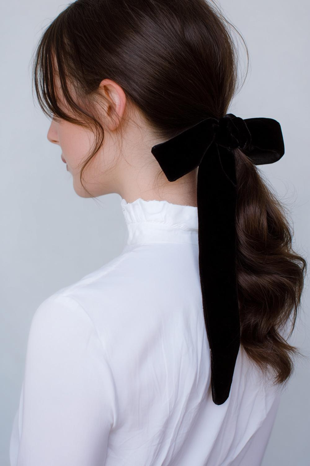 4. Einfache Frisuren 2026: Low Ponytail mit Samtschleife und leichtem S-Curl in den Längen