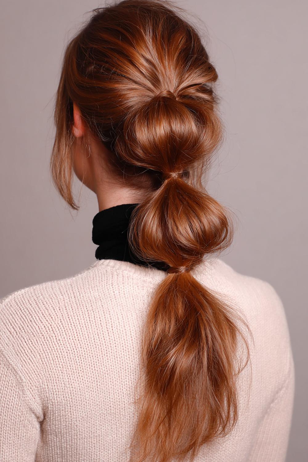 5. Einfache Frisuren 2026: Bubble Ponytail mit drei Sektionen und transparenten Mini-Gummis