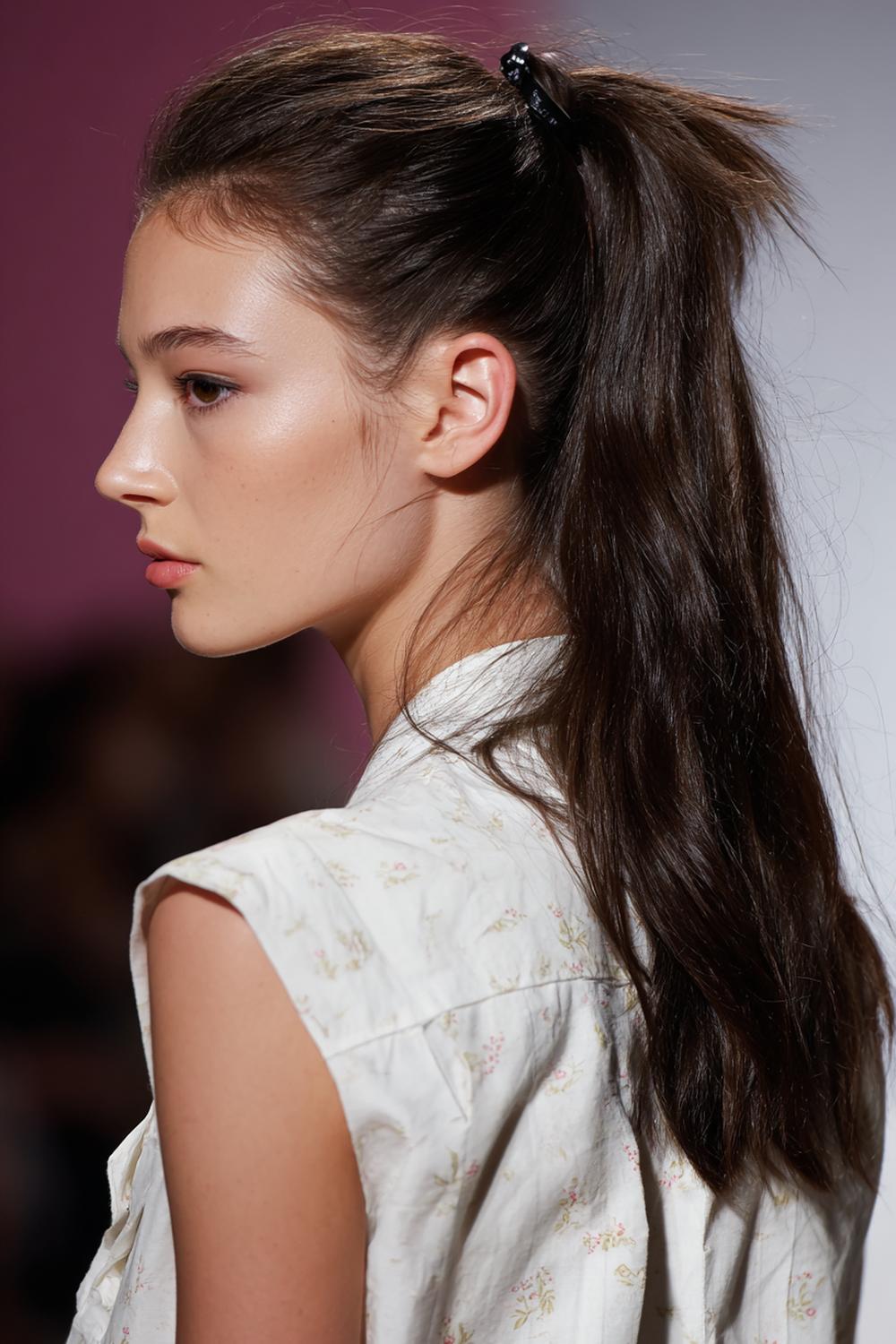 6. Einfache Frisuren 2026: Hoher Pferdeschwanz mit Lift am Ansatz und Haarband-Detail