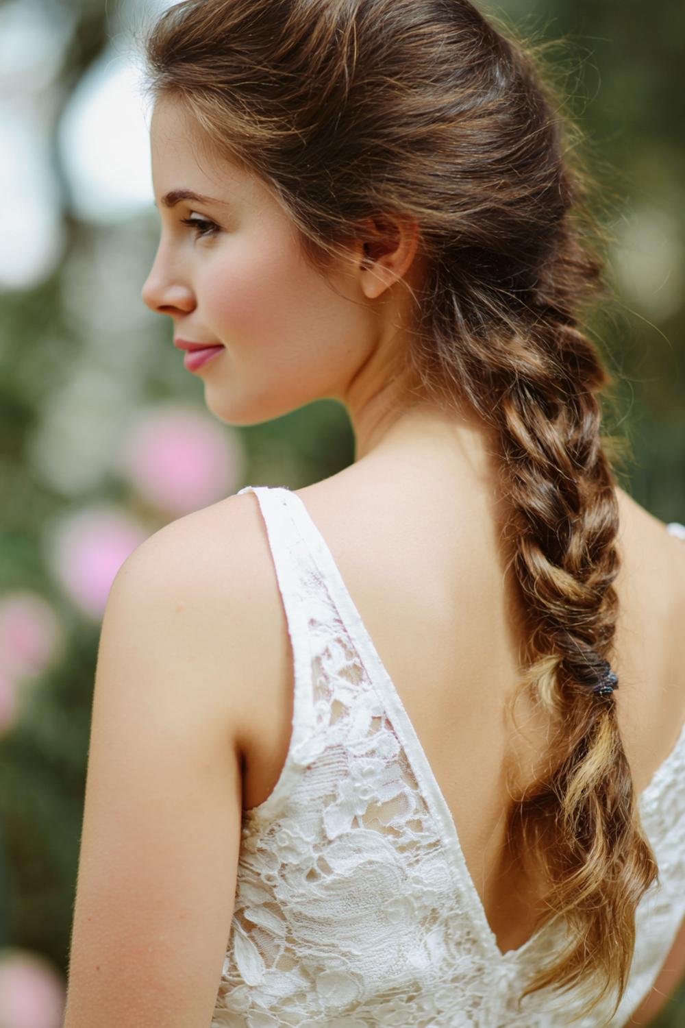 9. Einfache Frisuren 2026: Side Braid mit Seidenband und locker gezogenen Schlaufen