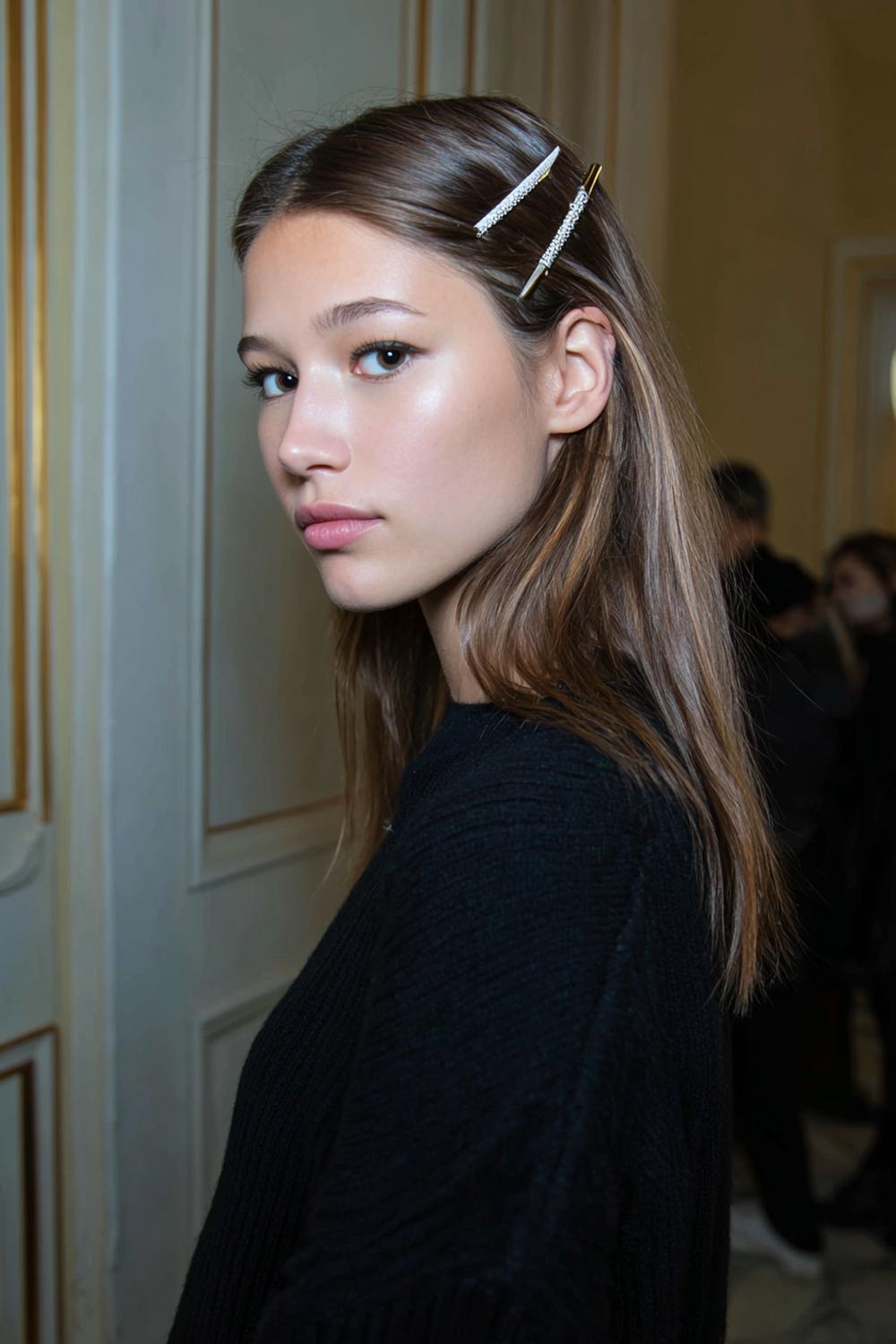 9. Einfache Frisuren 2026: Sleek Half-Up mit Metallspange und präziser Kante