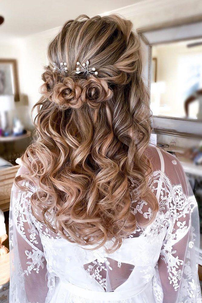 Brautfrisur Blumenknoten weiche Locken