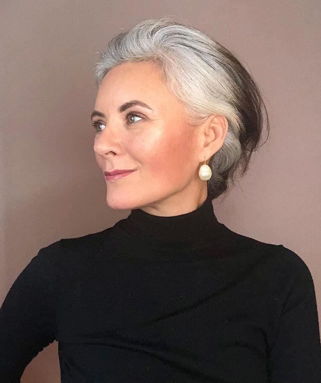 Zurückgestylte Kurzhaarfrisur elegant