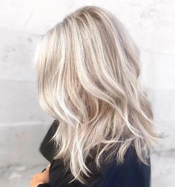 Kühle blonde Strähnen Frisur