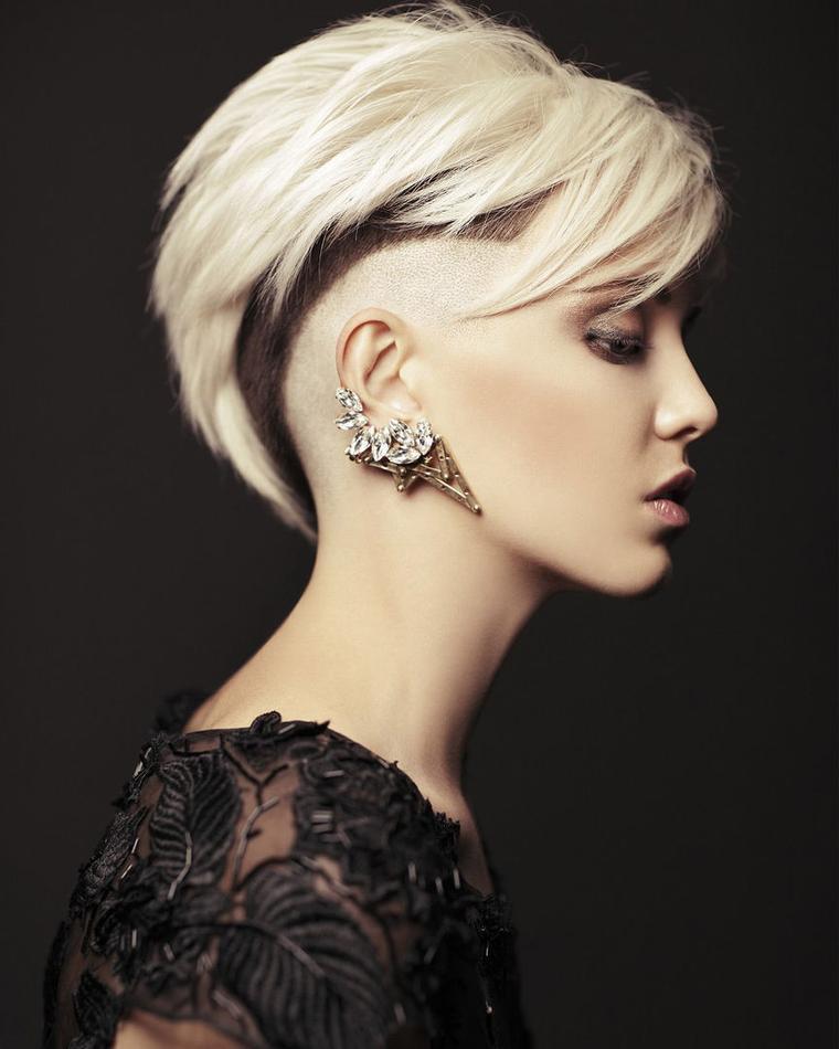 Eleganter blonder Pixie Alltag