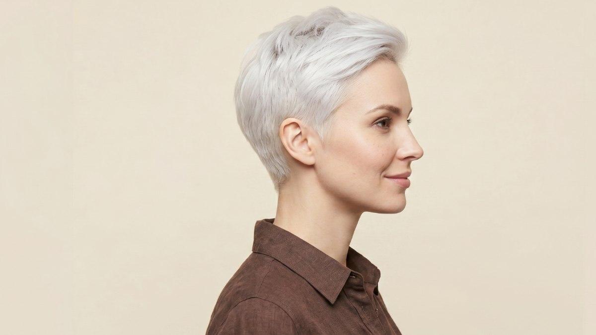 Platinblonder Pixie Cut
