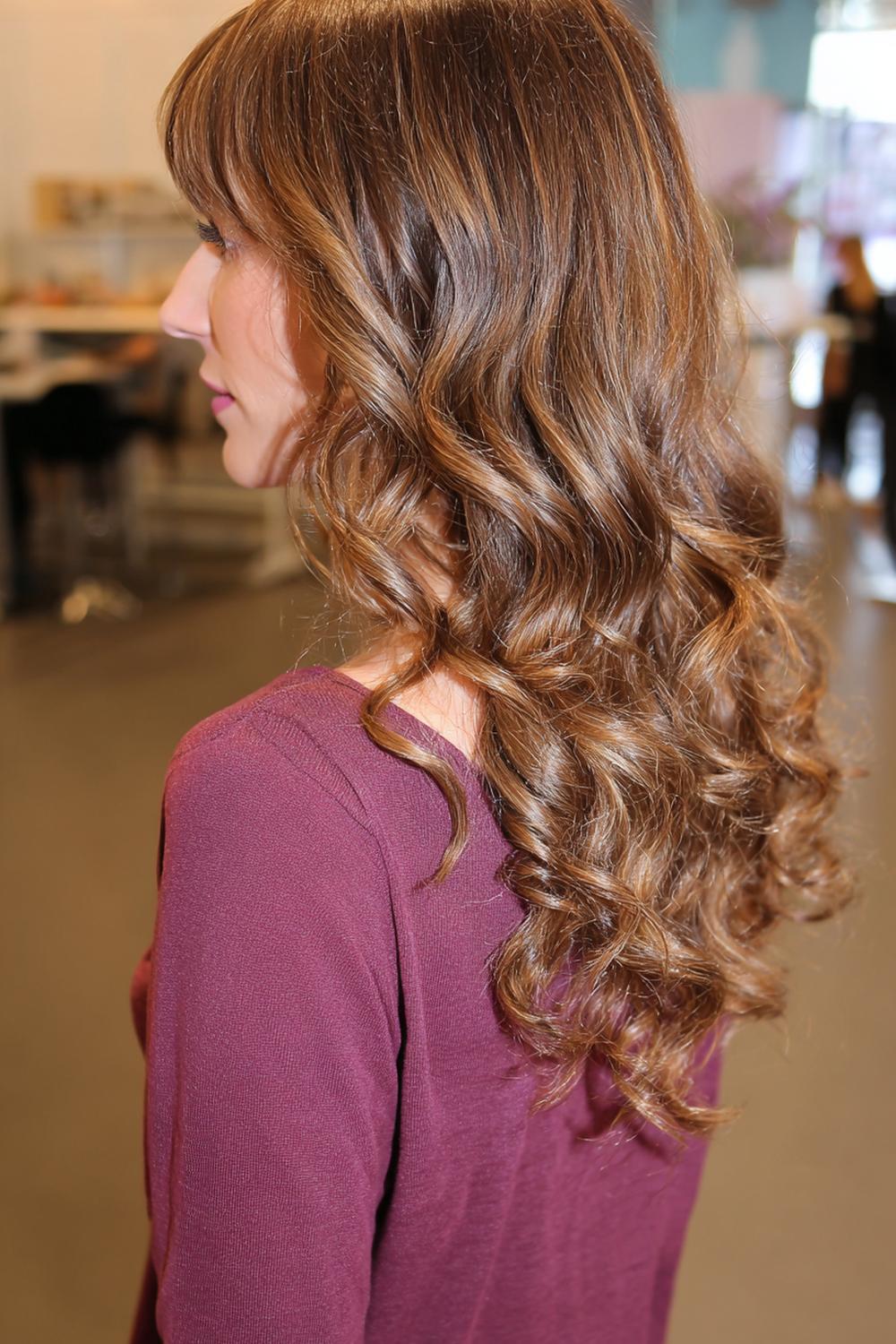 12. Federschnitt Frisur mit S-Curls und seidigem Glam-Finish