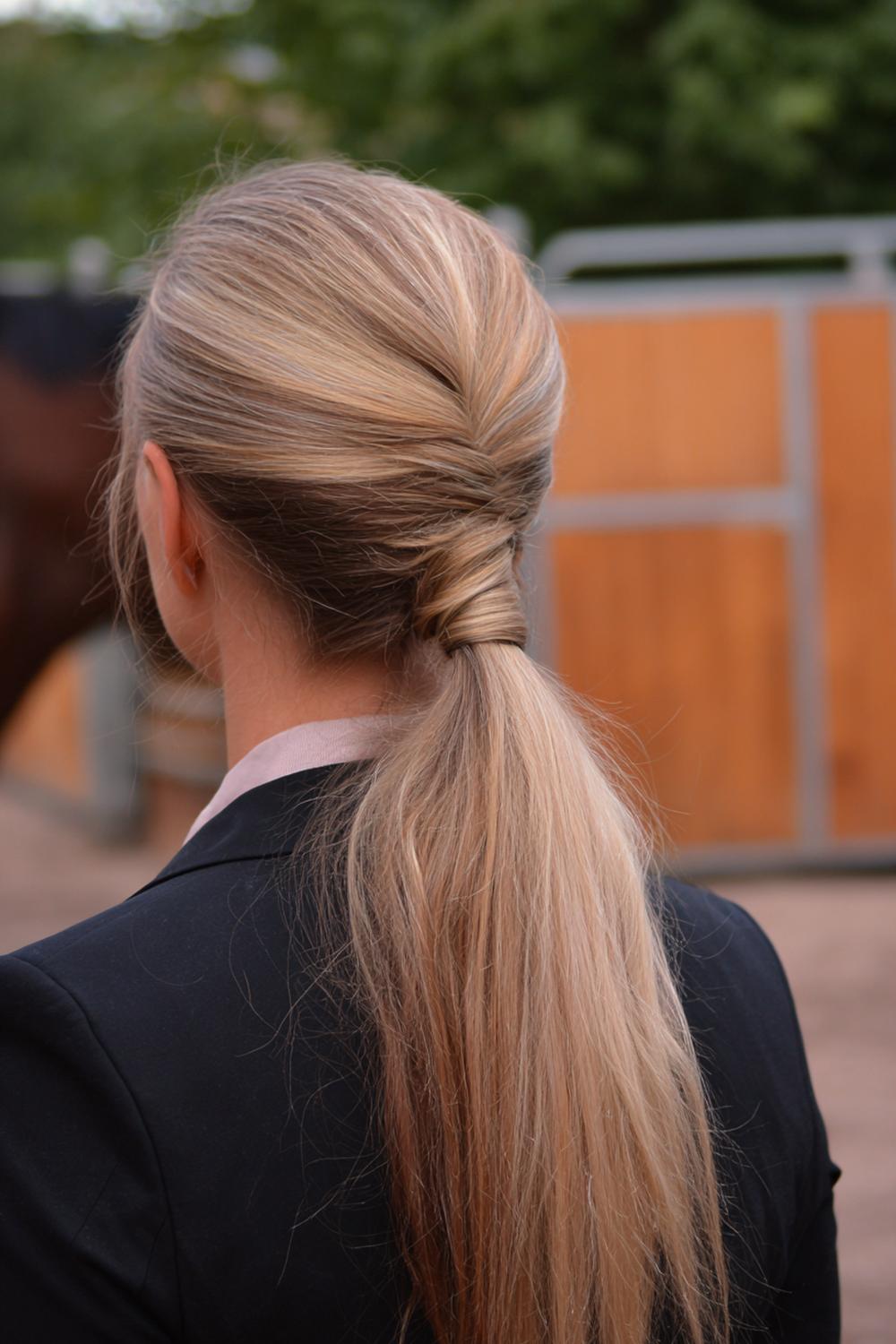 20. Federschnitt Frisur im Pferdeschwanz mit federnden Vorderpartien