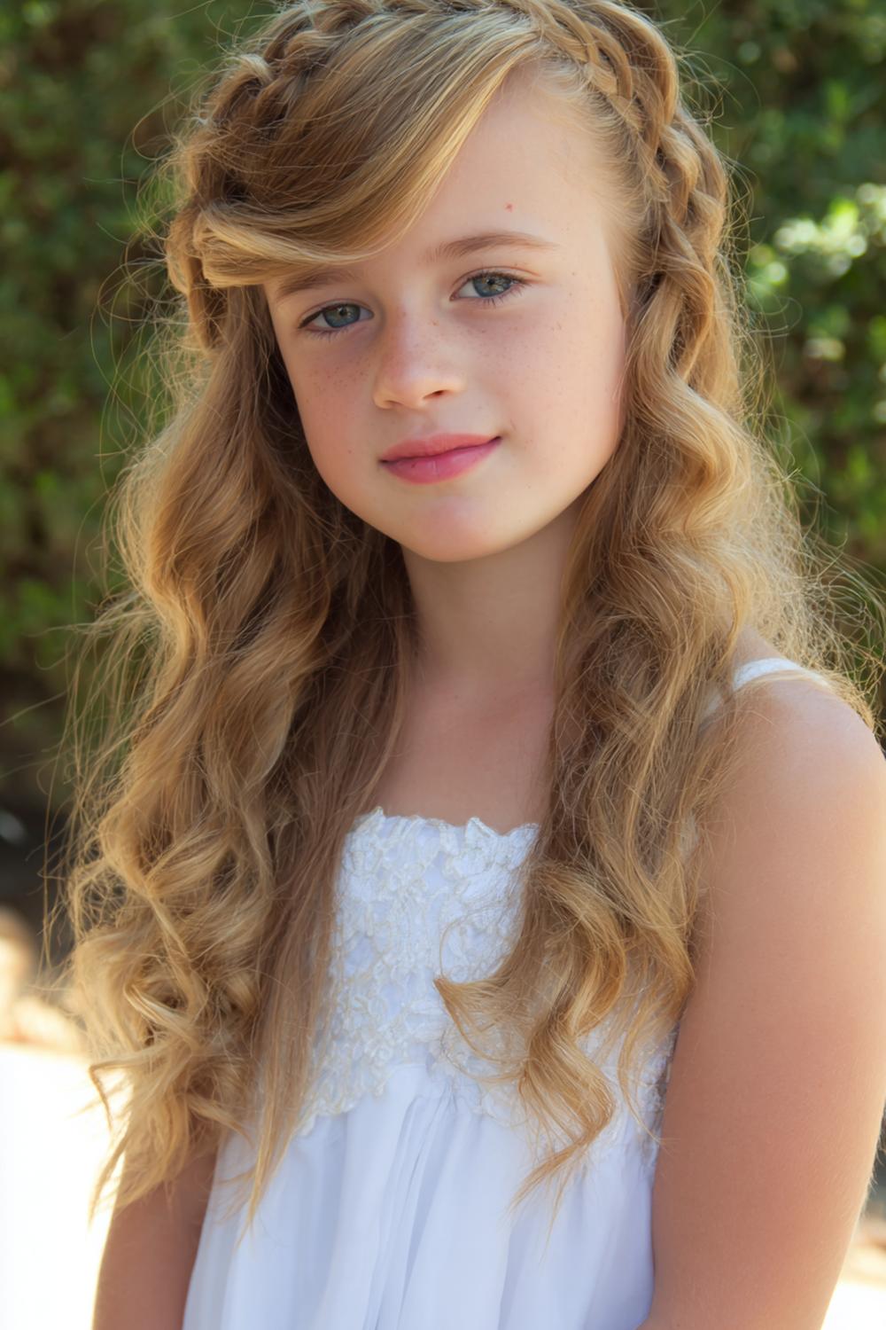 23. Federschnitt Frisur mit geflochtenem Seitenelement und federnden Längen