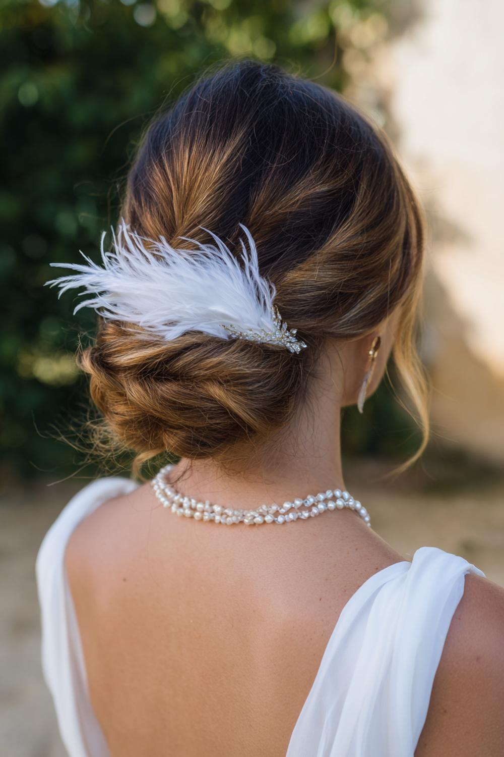 24. Federschnitt Frisur mit Haarreif und eleganter Federkontur