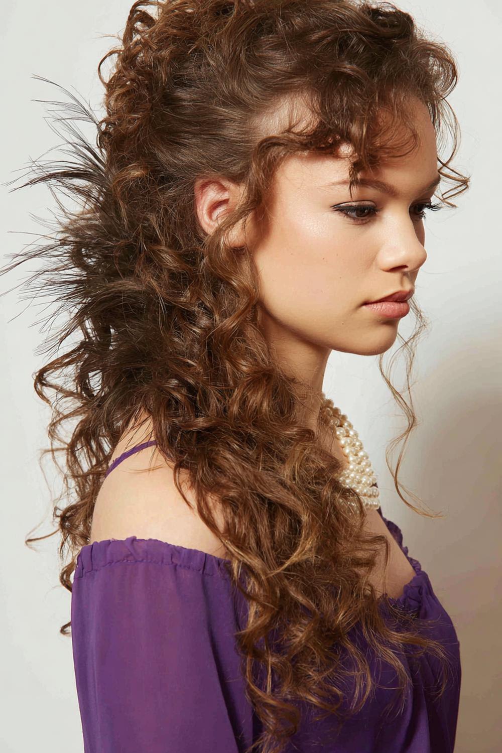 26. Federschnitt Frisur mit Lockenstab-Waves und separierten Federsträhnen