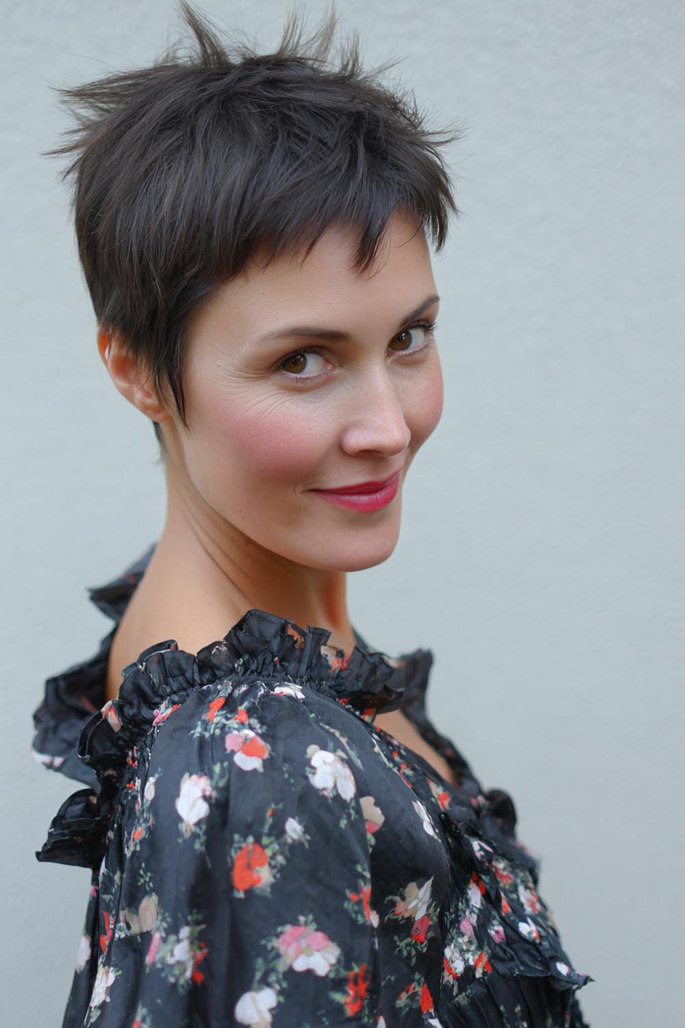 29. Federschnitt Frisur mit angedeutetem Wolf Cut und femininer Leichtigkeit