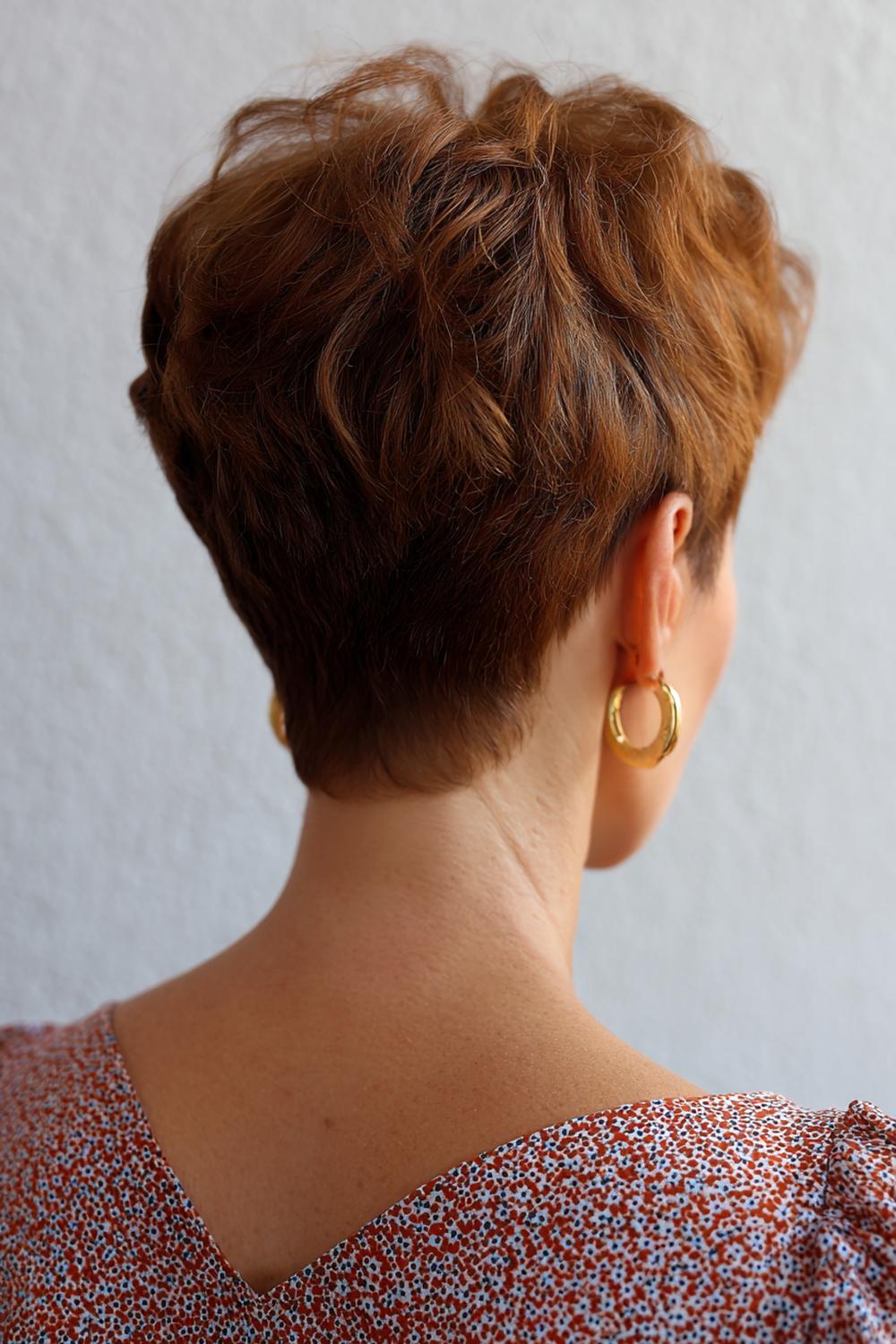 32. Federschnitt Frisur mit definiertem Nacken und weichen Seiten